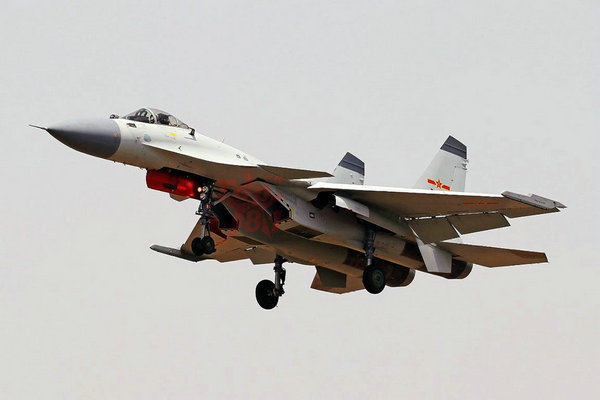 資料圖：國產(chǎn)殲-15艦載戰(zhàn)機。