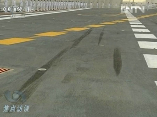 資料圖：甲板上清晰的艦載機(jī)留下的輪胎印。