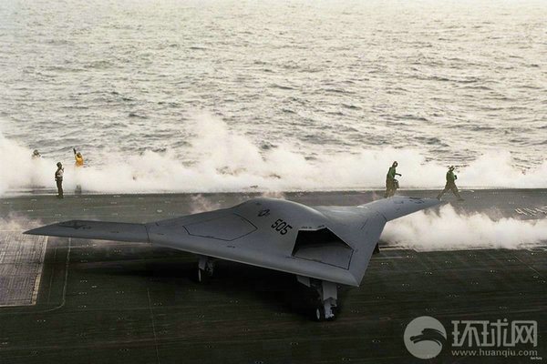 資料圖：X-47B無(wú)人機(jī)在林肯號(hào)航母上進(jìn)行系統(tǒng)連接測(cè)試。
