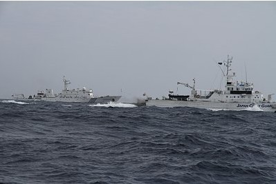 日本媒體公布的中國(guó)“海監(jiān)66”船急速追擊日本漁船照片，期間日本“水城”號(hào)海保巡邏船對(duì)中國(guó)船只的追擊進(jìn)行干擾。