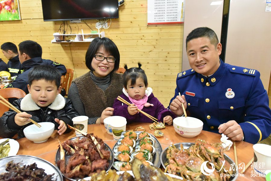 賴建華的妻兒是春運(yùn)的逆行者，今年過年來到大隊(duì)和他一起過年。 余杉芳攝