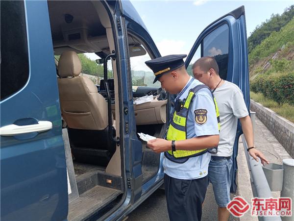 現(xiàn)場對(duì)故障車輛進(jìn)行檢查1.jpg
