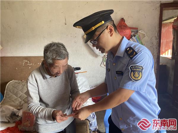 送上慰問(wèn)金.jpg 送上慰問(wèn)金.jpg