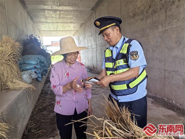 執(zhí)法員向村民宣傳公路保護(hù)知識(shí).jpg 執(zhí)法員向村民宣傳公路保護(hù)知識(shí).jpg