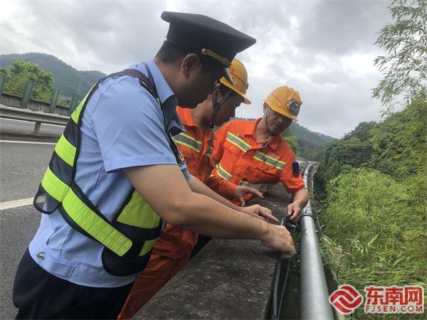 聯(lián)合排查橋梁外掛線纜.jpg 聯(lián)合排查橋梁外掛線纜.jpg