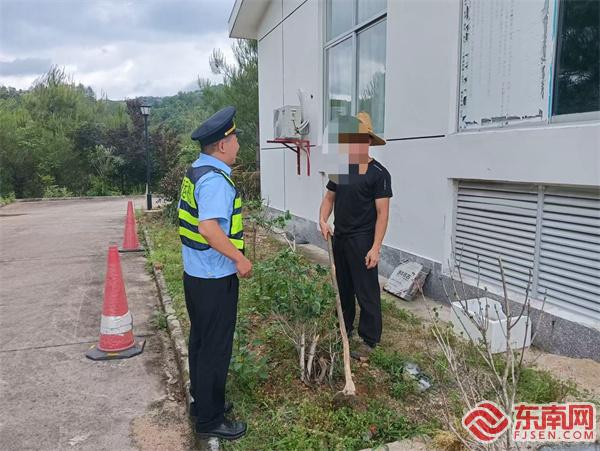 執(zhí)法員向當(dāng)事人普法宣傳并糾正違法行為.jpg 執(zhí)法員向當(dāng)事人普法宣傳并糾正違法行為.jpg