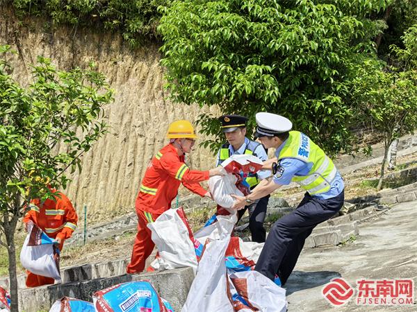 “5+N”聯(lián)合開展地質(zhì)災(zāi)害應(yīng)急處置演練.jpg “5+N”聯(lián)合開展地質(zhì)災(zāi)害應(yīng)急處置演練.jpg