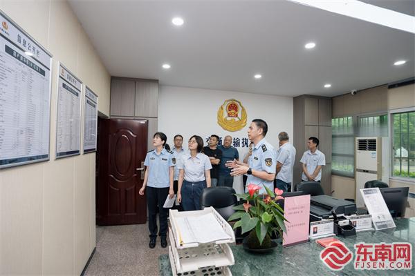 參觀執(zhí)法辦案場所.jpg 參觀執(zhí)法辦案場所.jpg