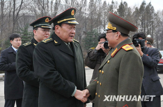 11月22日，朝鮮人民武力部部長金永春次帥（右）在平壤祖國解放戰(zhàn)爭勝利紀念塔廣場歡迎到訪的中國國務委員兼國防部長梁光烈。新華社記者姚西蒙攝