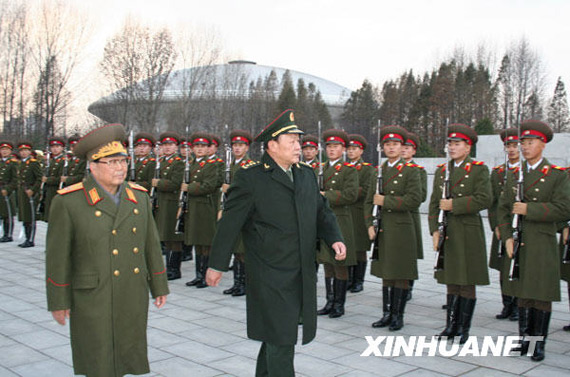 11月22日，中國國務委員兼國防部長梁光烈（右）在朝鮮人民武力部部長金永春次帥的陪同下，在平壤祖國解放戰(zhàn)爭勝利紀念塔廣場檢閱朝鮮人民軍儀仗隊。