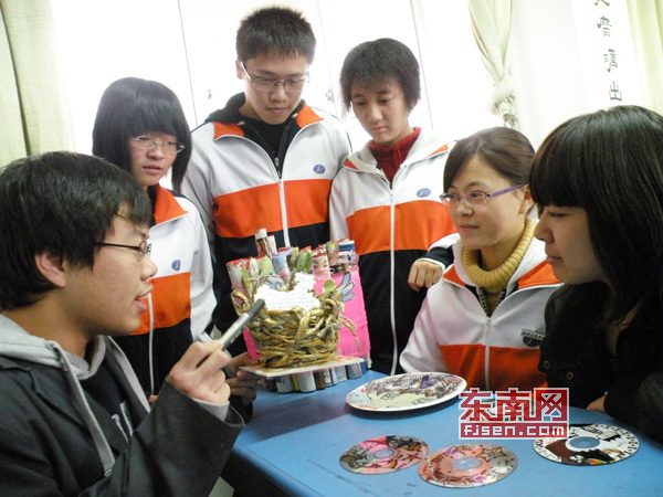 圖為鄭文燦同學(xué)在向同學(xué)們展示講解自己的作品。