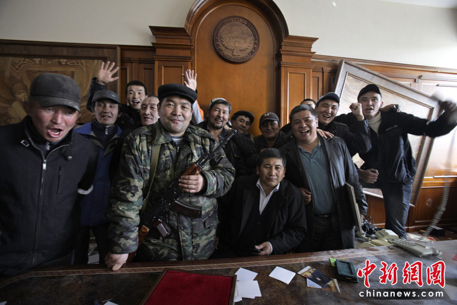 吉爾吉斯斯坦7日發(fā)生大規(guī)模騷亂，反對派示威者占領(lǐng)了議會(huì)大樓，8日，總統(tǒng)府也被示威者占領(lǐng)。圖為示威者進(jìn)入總統(tǒng)巴基耶夫的內(nèi)閣會(huì)議室。