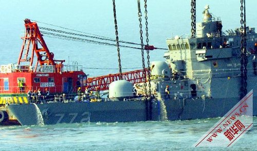 資料圖片：4月24日，在韓國白翎島附近水域，工作人員在打撈“天安”號警戒艦艦首。 新華社/紐西斯通訊社