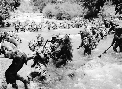 上圖：身披偽裝的中國士兵在前往滇西怒江前線的路上，他們將在那里阻截日軍的進犯。