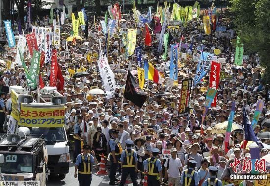 資料圖：當(dāng)?shù)貢r(shí)間7月16日，日本東京爆發(fā)“再見核電站”大集會(huì)。據(jù)主辦方透露，約有17萬(wàn)人參加了此次活動(dòng)。集會(huì)者呼吁關(guān)閉日本所有核電站，實(shí)現(xiàn)“無(wú)核化”。
