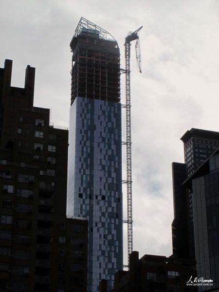 one57大樓折斷的吊長(zhǎng)成為新奇觀。人民網(wǎng)記者 任建民 攝
