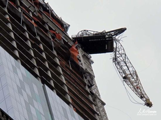 折斷的吊車(chē)長(zhǎng)臂仍懸在近百米的高空中。人民網(wǎng)記者 任建民 攝