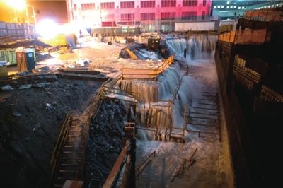 29日，颶風(fēng)“桑迪”來(lái)襲，紐約世貿(mào)中心建筑工地被海水淹沒(méi)。圖/東方IC 