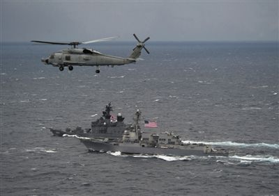 2011年1月10日，美國海軍驅(qū)逐艦與日本海上自衛(wèi)隊“鞍馬”號驅(qū)逐艦在日本長崎縣附近海域舉行聯(lián)合海上演習。資料圖片