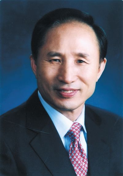 李明博（韓國總統(tǒng)）為“私宅門”向國民道歉，并親自批準(zhǔn)法案，調(diào)查自己的家人。