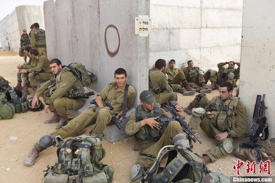 當?shù)貢r間2012年11月17日，以色列與加沙邊界，以色列國防軍（IDF）傘兵大隊進行訓(xùn)練，為在加沙地帶的軍事行動做準備。圖片來源：CFP視覺中國src=