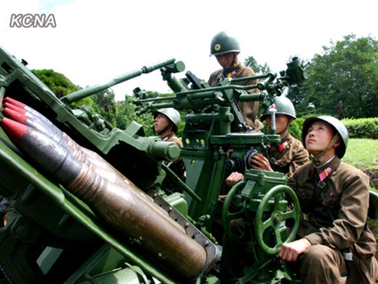 資料圖：當(dāng)?shù)貢r(shí)間2012年8月23日，朝中社公布了朝鮮士兵進(jìn)行強(qiáng)化戰(zhàn)斗訓(xùn)練的圖片。