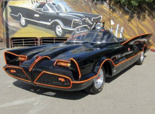 在1960年代《蝙蝠俠》電影和電視作品中出現(xiàn)的首輛蝙蝠車。