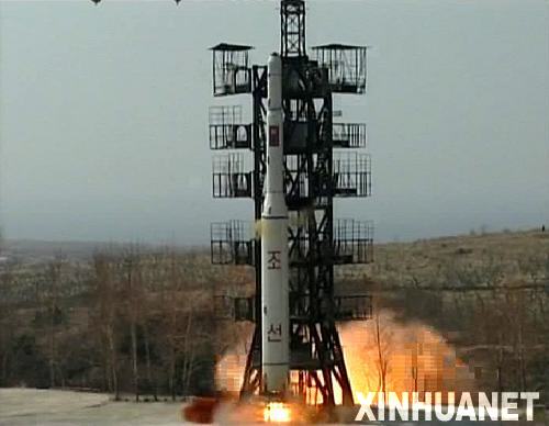 這張朝鮮中央通訊社2012年4月8日提供的照片顯示朝鮮4月5日發(fā)射“光明星2號(hào)”試驗(yàn)通信衛(wèi)星的情景。新華社/朝中社src=