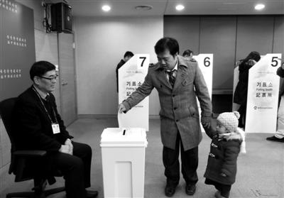 5日，北京，很多韓國(guó)人帶孩子來(lái)大使館投票。選民說(shuō)，希望能夠從小培養(yǎng)孩子的權(quán)利意識(shí)。新京報(bào)記者 韓旭陽(yáng) 攝