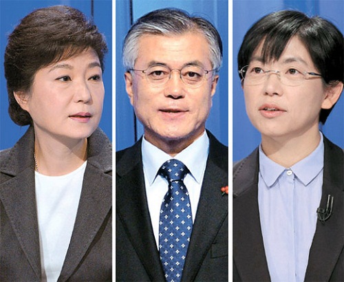 從左至右依次為樸槿惠、文在寅、李正姬