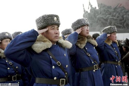 據(jù)朝中社報(bào)道，當(dāng)?shù)貢r(shí)間12月16日，朝鮮人民軍官兵、各階層人民和青少年學(xué)生前往萬壽臺，為朝鮮已故領(lǐng)導(dǎo)人金日成和金正日銅像獻(xiàn)花。據(jù)悉，12月17日是朝鮮已故最高領(lǐng)導(dǎo)人金正日逝世一周年紀(jì)念日。 