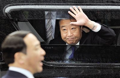 15日，東京，野田佳彥首相黯然揮手離開拉票現(xiàn)場(chǎng)，這似乎預(yù)示著民主黨在大選中的慘敗。16日，野田佳彥在敗選后宣布辭去民主黨黨首職位。