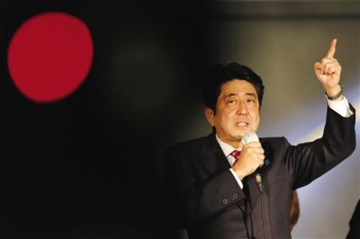 　　12月15日，日本自民黨總裁安倍晉三在東京街頭發(fā)表演講。當(dāng)日是競選活動最后一天，日本國民議會選舉于12月16日拉開帷幕。圖/新華社