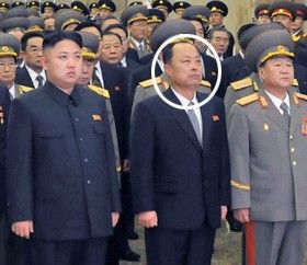 　12月17日在朝鮮平壤錦繡山太陽宮舉行的金正日逝世一周年悼念活動中，被推測為朝鮮第二自然科學(xué)院院長崔春植的人（右二圓圈內(nèi)）站在國防委員會第一委員長金正恩旁邊。