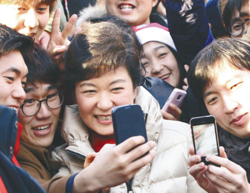 12月15日，樸槿惠與支持者們用手機(jī)合影。