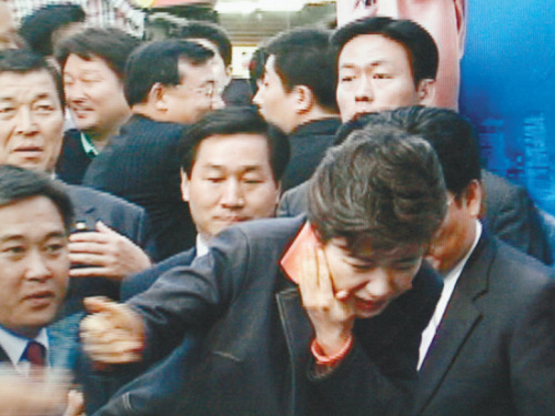 2006年5月20日，樸槿惠在街頭遭到襲擊，右臉被割傷。
