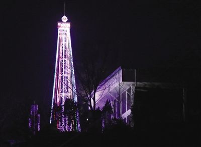 22日，朝韓軍事分界線附近愛(ài)妓峰山頂，韓國(guó)宗教團(tuán)體點(diǎn)亮了一棵30米高的巨大圣誕樹，被朝鮮指責(zé)為心理戰(zhàn)。