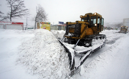 鏟車在清理俄羅斯道路上的積雪。