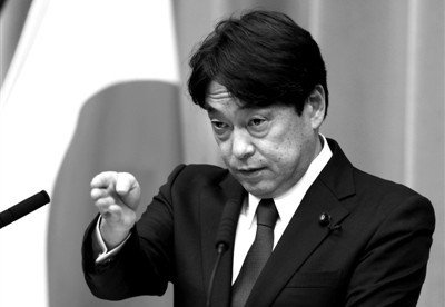 12月27日,日本新任防衛(wèi)大臣小野寺五典在東京舉行的記者會(huì)上回答記者提問(wèn)。