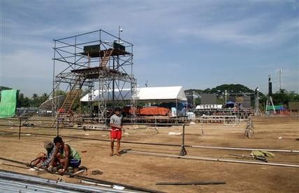 緬甸當地時間12月31日，工作人員正在搭建舉行新年慶?；顒拥奈枧_。