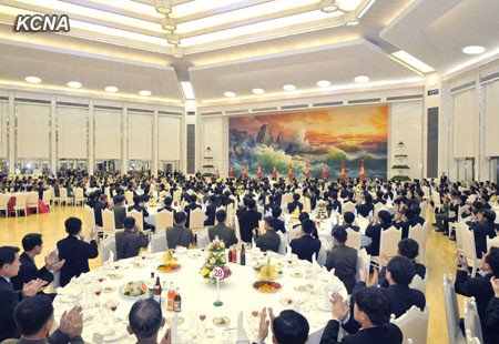 朝鮮勞動(dòng)黨中央委員會(huì)30日舉行盛大宴會(huì)，祝賀成功發(fā)射“光明星3號(hào)”二期衛(wèi)星。