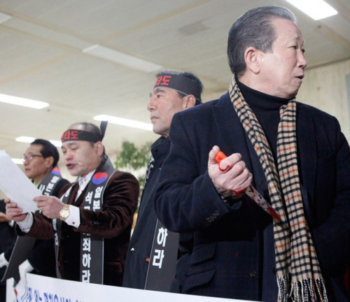 韓國(guó)反日活動(dòng)人士金昌根在機(jī)場(chǎng)出口處切腹自殺抗議額賀一行訪韓。