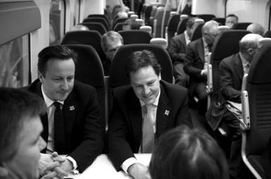　2012年1月9日，英國首相卡梅倫(左)與副首相克萊格(右)乘火車前去參加會議。