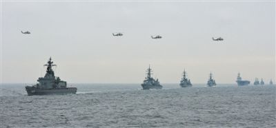 2012年10月14日，日本海上自衛(wèi)隊(duì)舉行閱艦式。2013年，日本自衛(wèi)隊(duì)時(shí)隔11年首增防衛(wèi)預(yù)算。資料圖片