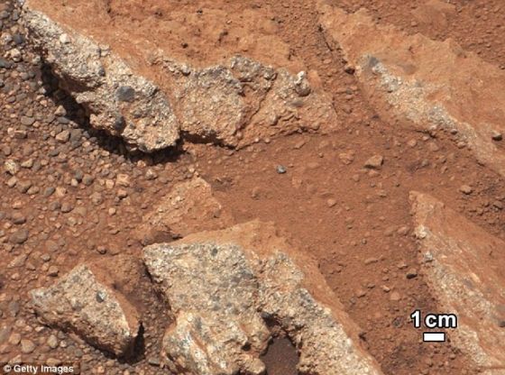 火星上一塊被稱之為“林克”的露出地面的巖層，四周的灰塵呈紅褐色。這一發(fā)現(xiàn)證明火星表面曾出現(xiàn)溪流