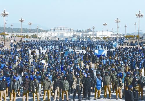 15日上午，大批警察在巴基斯坦首都伊斯蘭堡總統(tǒng)府前警戒。