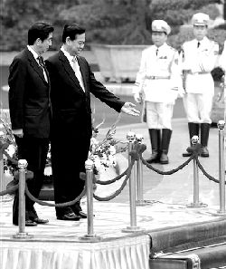 16日，越南總理阮晉勇（右）歡迎來訪的日本首相安倍晉三。