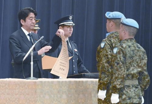 20日，日本首相安倍晉三向回國的戈蘭高地維和自衛(wèi)隊(duì)遞交政府獎(jiǎng)狀。安倍在儀式上稱，近年“日本周邊的安全保障環(huán)境更加嚴(yán)峻”，為此將修改《防衛(wèi)計(jì)劃大綱》，進(jìn)一步加強(qiáng)日美同盟。