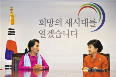 29日，首爾，韓國候任總統(tǒng)樸槿惠與來訪的昂山素季會面。
