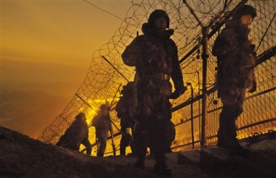 2012年12月26日，新年將至，韓國(guó)陸軍28師官兵在軍事分界線附近巡邏。